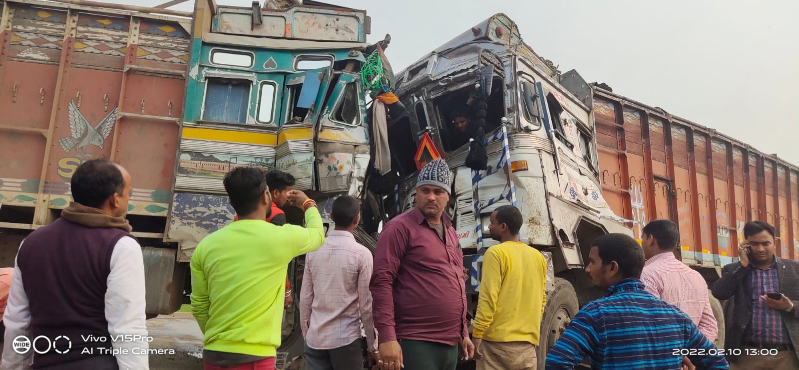 रजौली सिमरकोल मोड़ के पास दो ट्रक आपस मे जबरदस्त टकरा गया